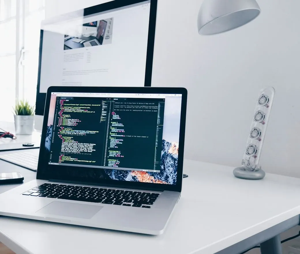 WordPress Webdesign Beispiel: Unternehmenswebsite auf Laptop und Smartphone