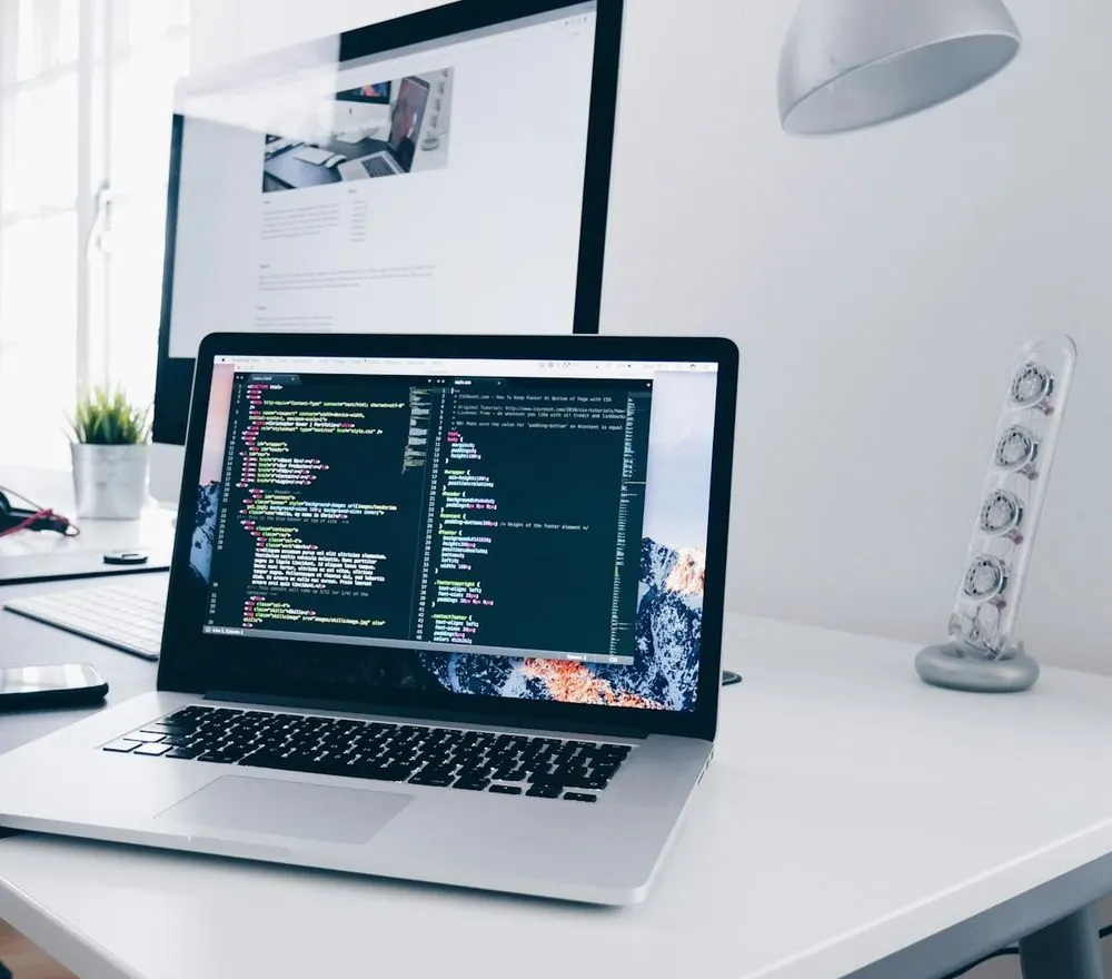 Webdesign mit WordPress: Arbeitsplatz mit Laptop